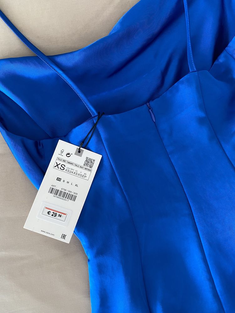 Vestido acetinado Zara com etiqueta