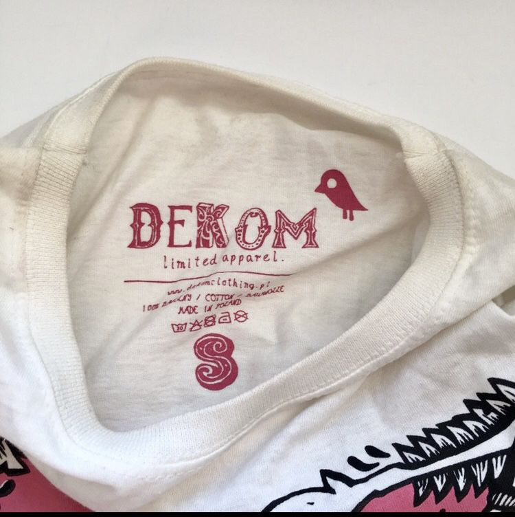 Nowa biała bawełniana koszulka T-shirt z nadrukiem Dekom Clothing [S]