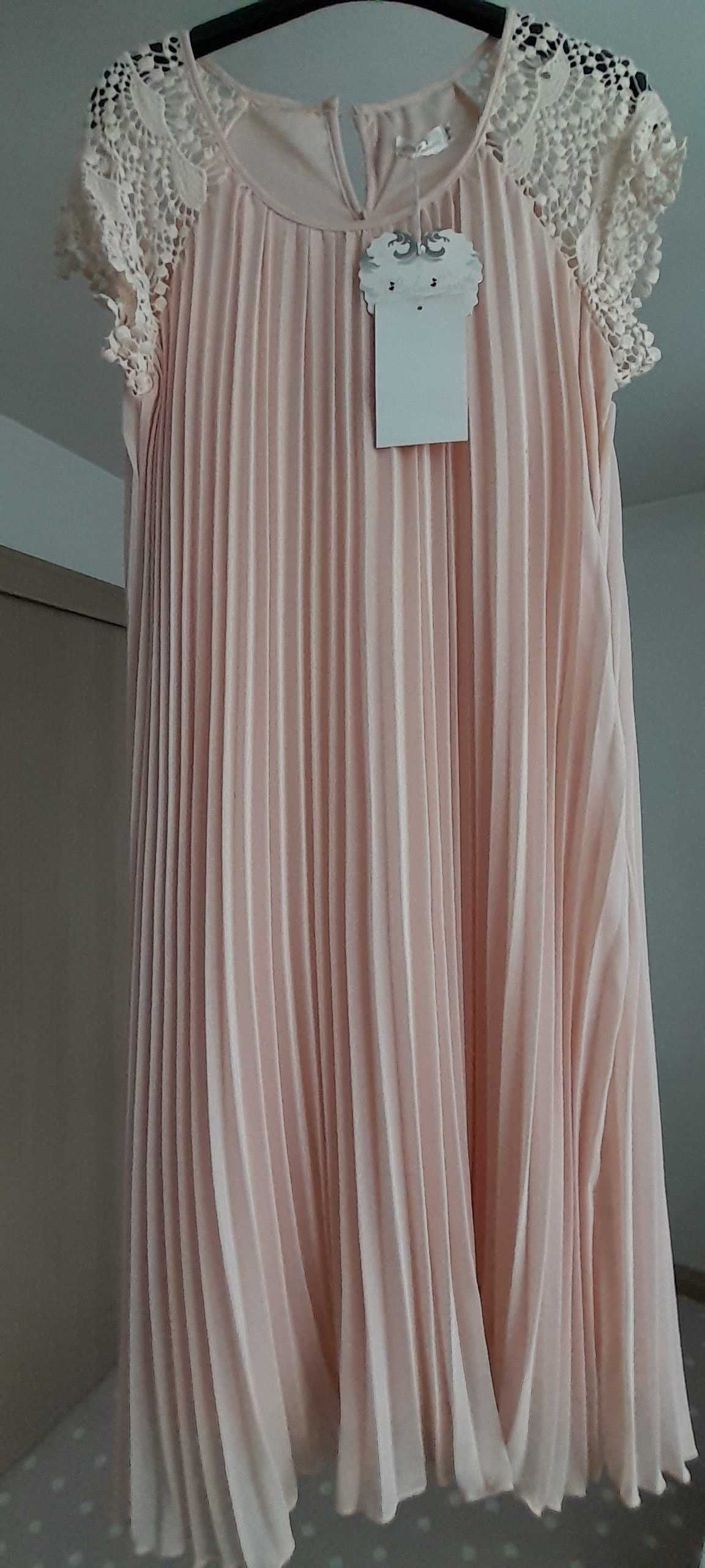 Sukienka pudrowy róż plisowana gipiura s/m