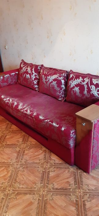 Диван-кровать добротный уютный
