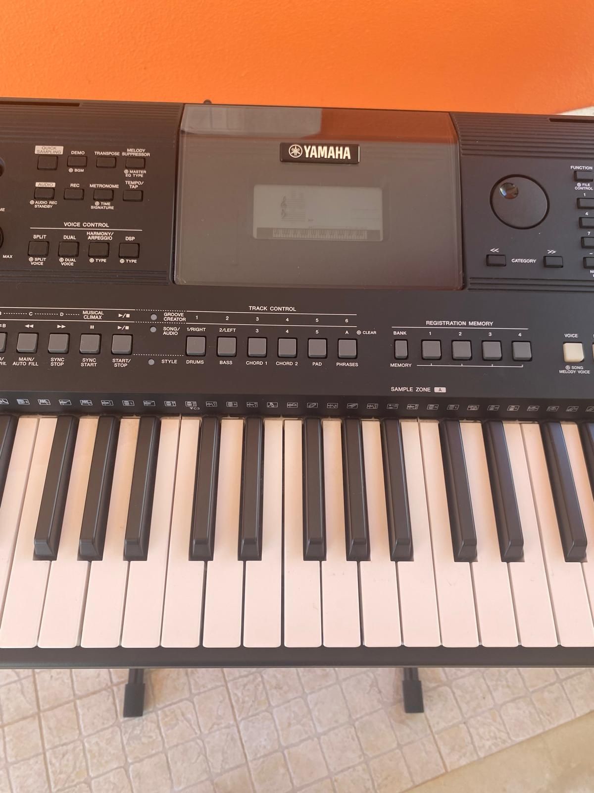 Teclado digital YAMAHA E463 com cavalete