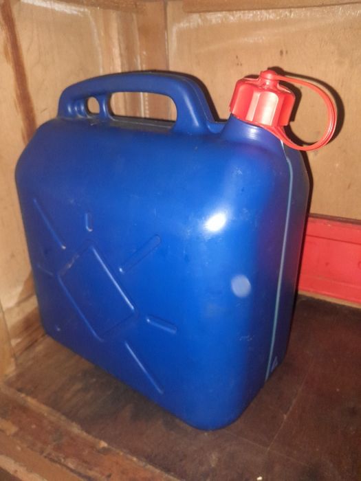 Продам каністру 10л