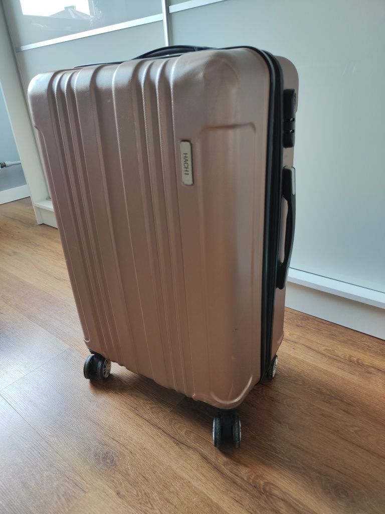 Średnia walizka różowa