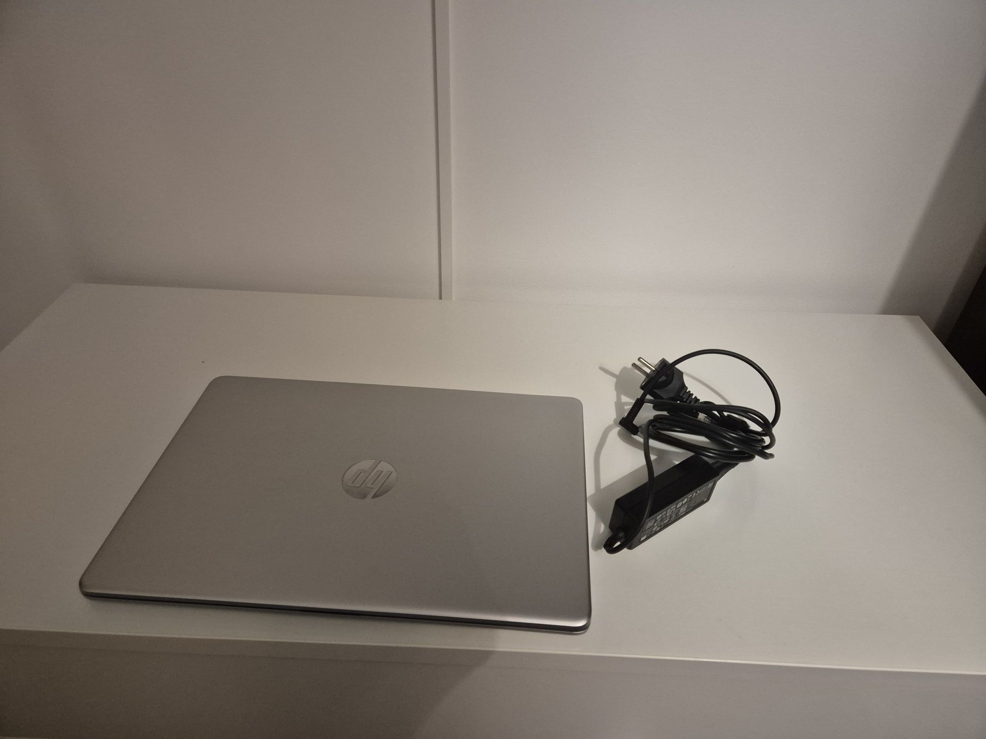 Portátil HP 15S 15.6'' - AMD Ryzen 7 5700;- RAM: 16 GB SSD:512GB