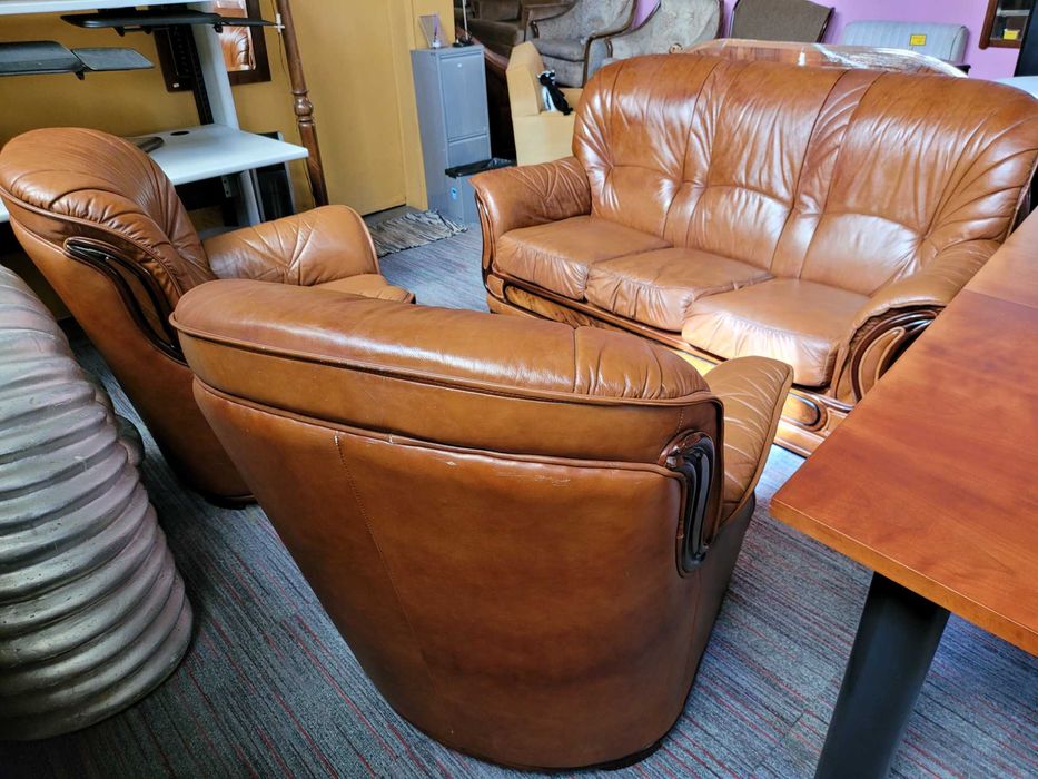 Sofás individuais em pele - Bom estado geral - Valor unitário