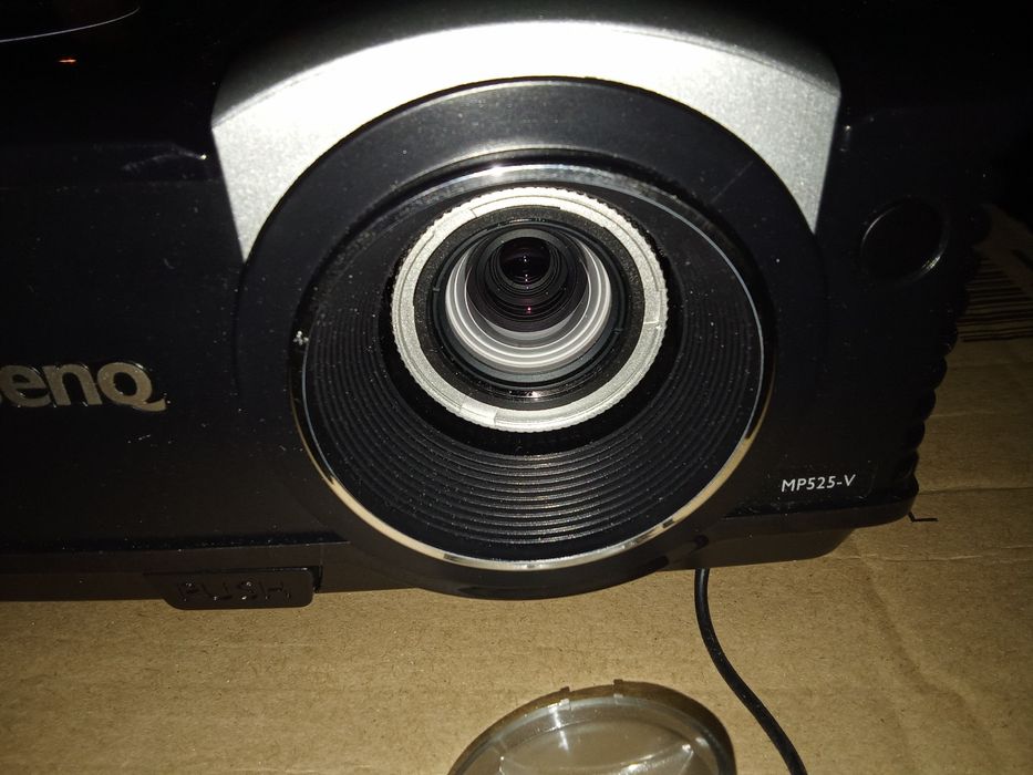 Projektor BenQ MP525-v