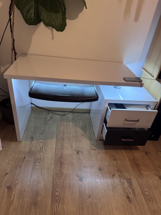 Biurko pokojowe podwietlane z szufladami