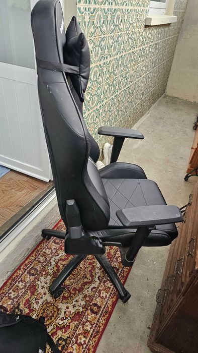 Ps4 slim com jogos e cadeira