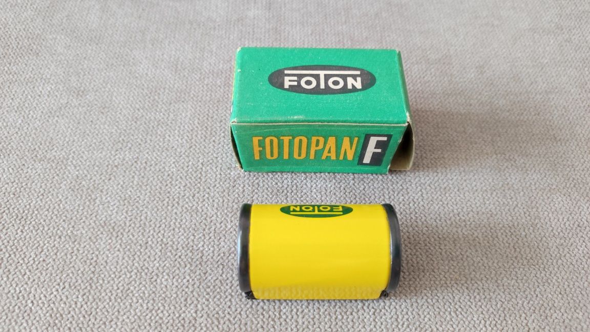 Pamiatka fotograficzna PRL Foton kasetka na kliszę z opakowaniem