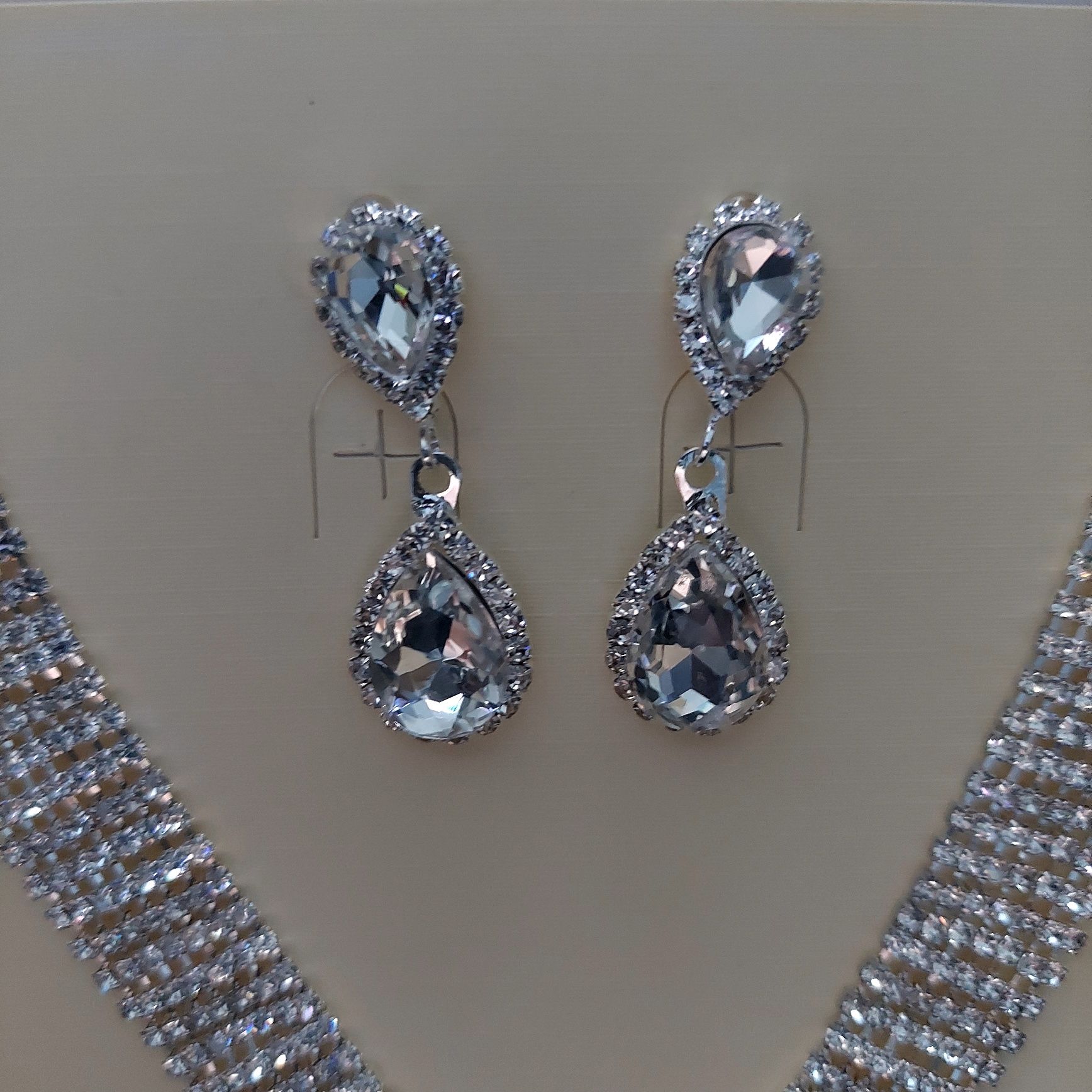 Zestaw biżuteri bogato zdobionej srebrne cyrkonie kryształki
