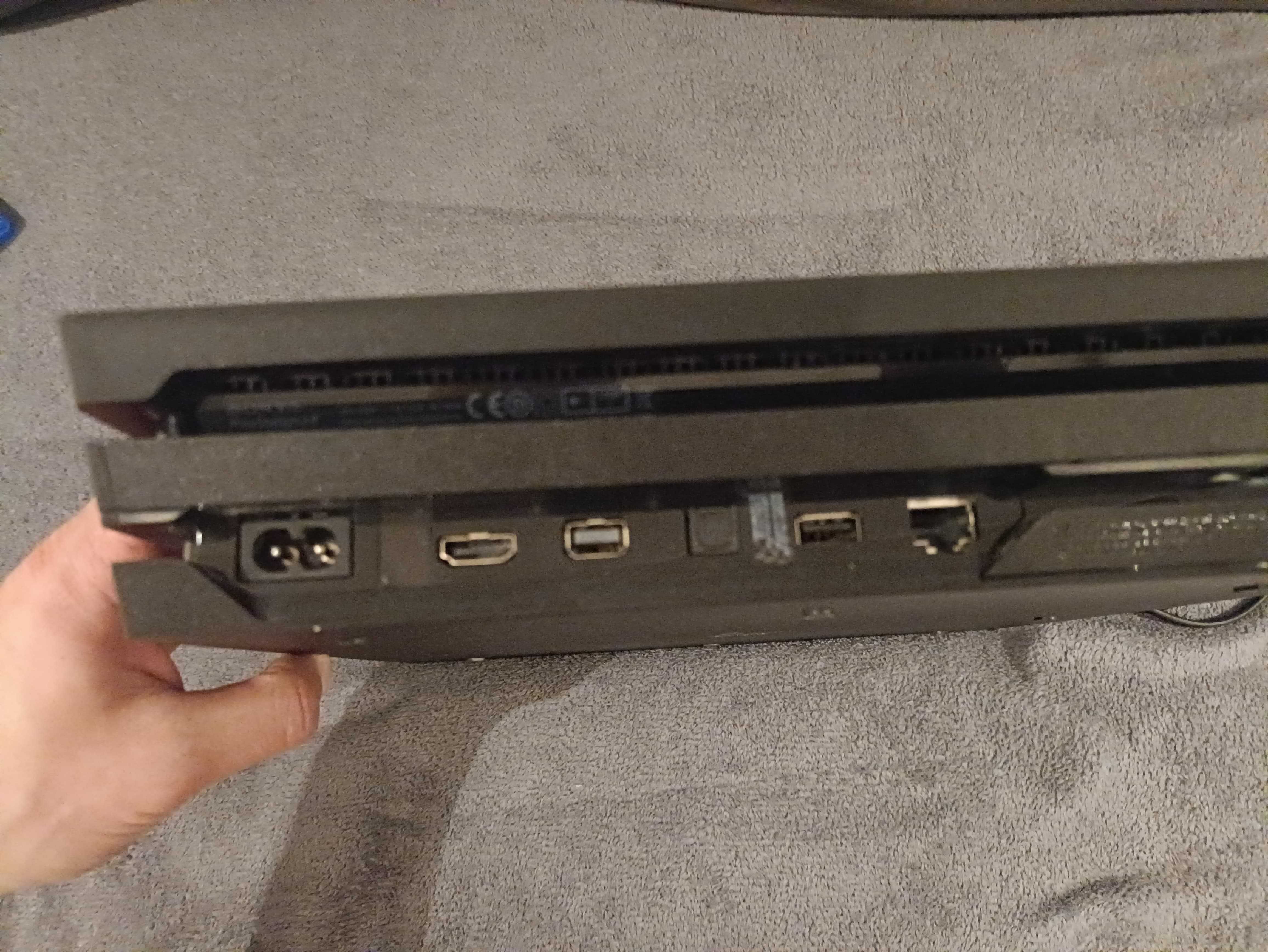 PlayStation 4 Pro – model CUH-7216B (wersja 1TB).
