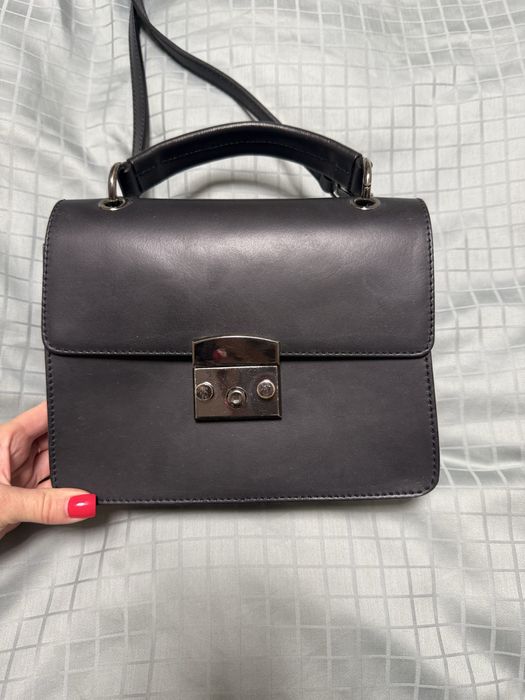 Чорна жіноча шкіряна сумка