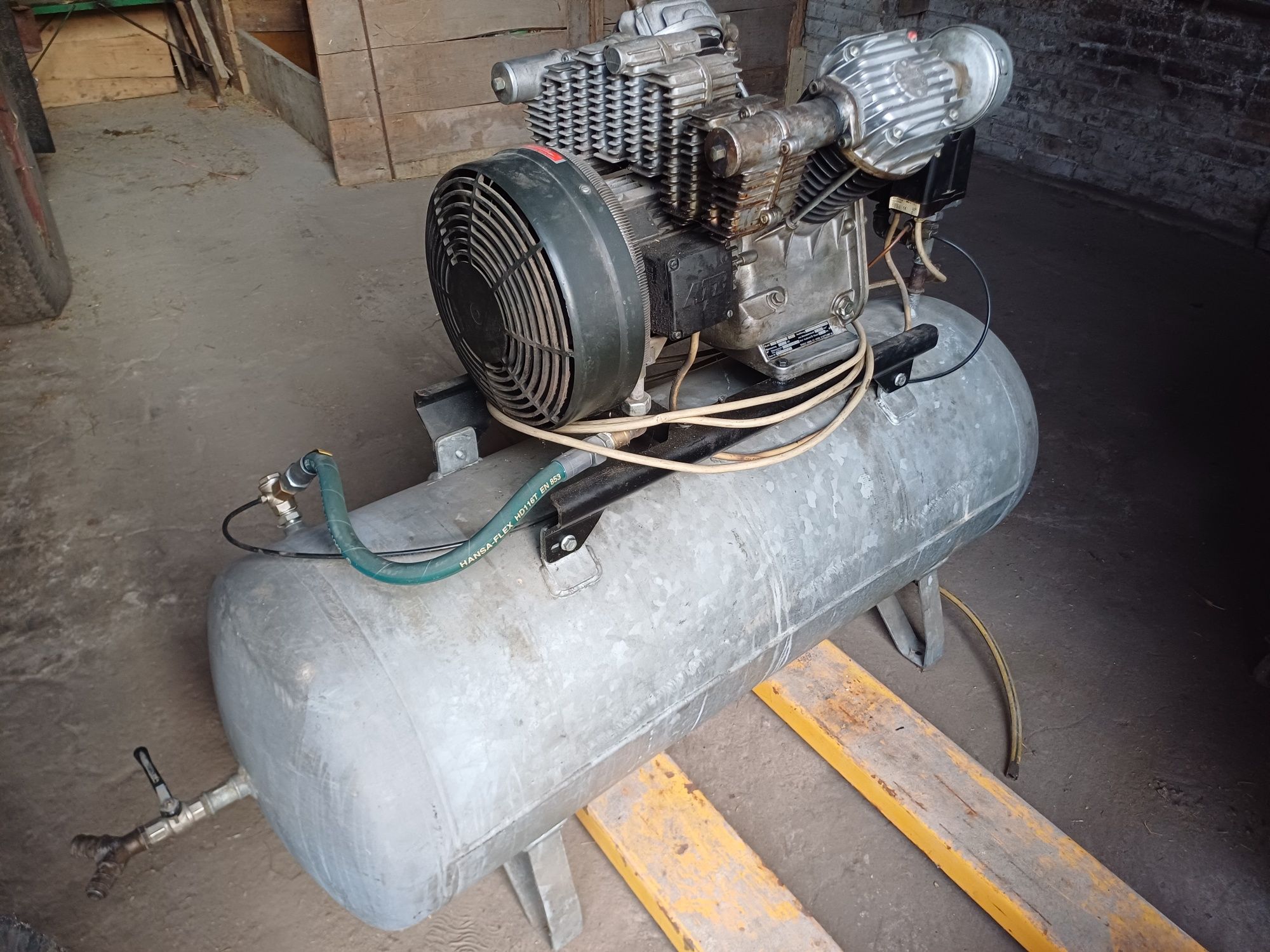 Niemiecki kompresor Blitz bania 250 litrów max 16 barów silnik 3KW
