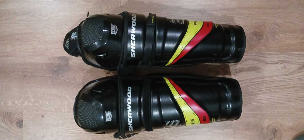 Хокейні перчатки (краги), нагрудники, баули, лікті, щитки, стрічка