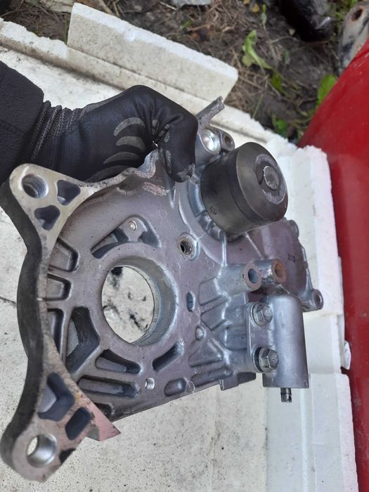 Водяна помпа насос Тойота Авенсіс королла Е120 2.0 д4д