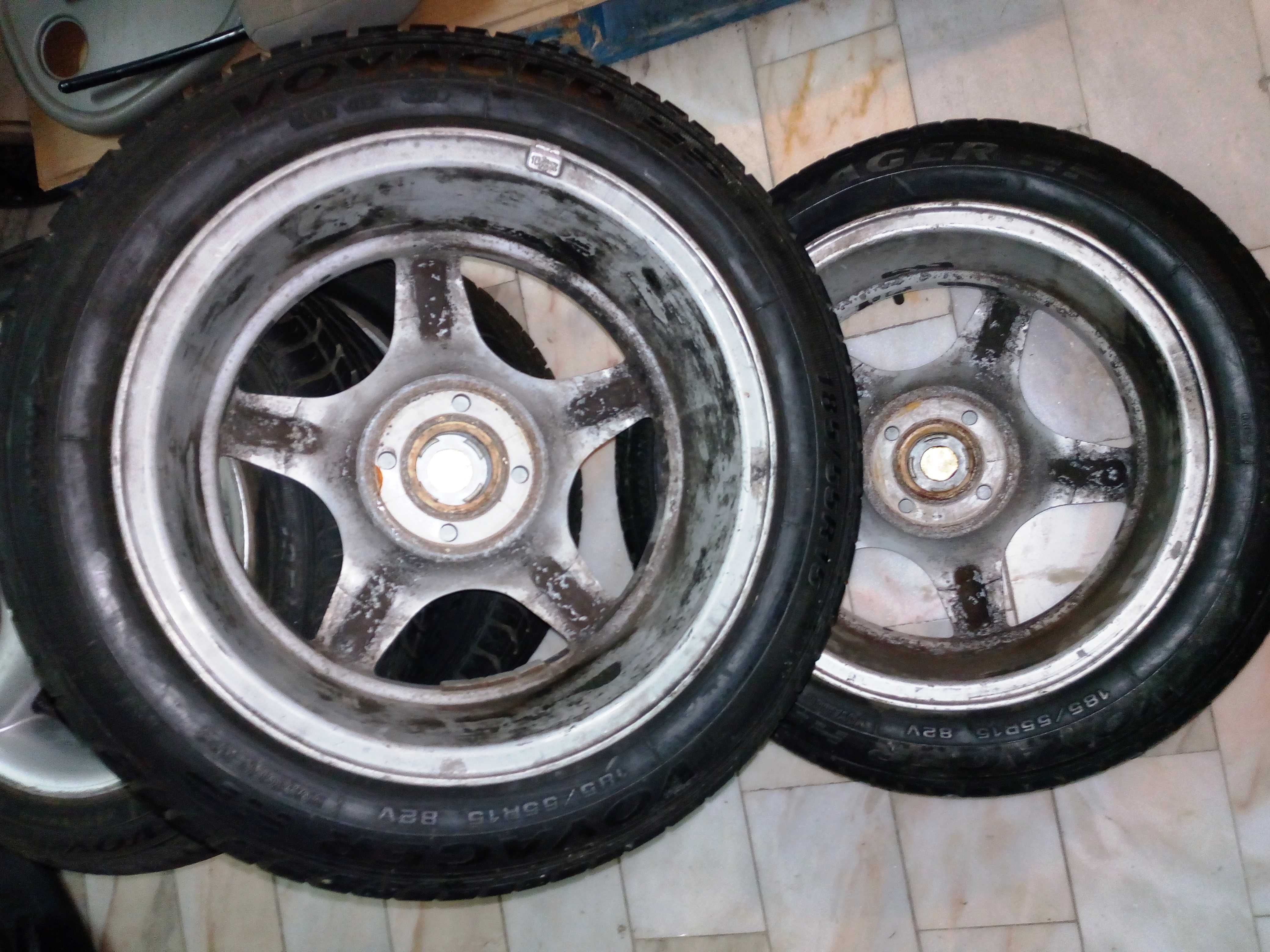 Vendo Volantes e  Pneus com Jante Golf 2