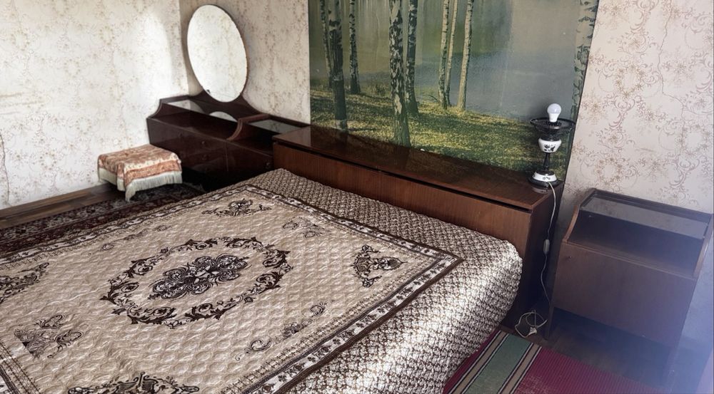 Продам ліжко, дві приліжкові тумби та трюмо з дзеркалом.