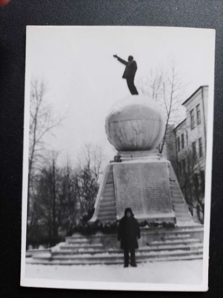 Фото памятника В.И.Ленину на земном шаре, установлен в 1924 г.