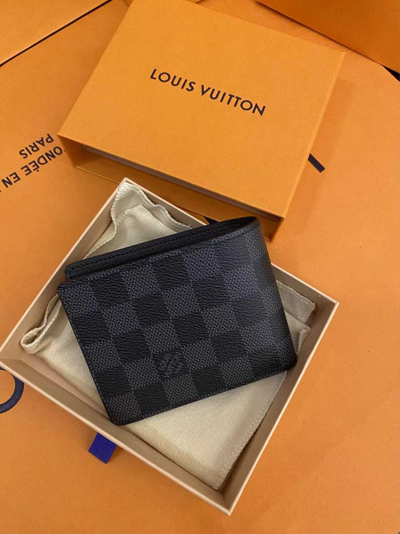 Czarne etui na monety Louis Vuitton w szachownicę