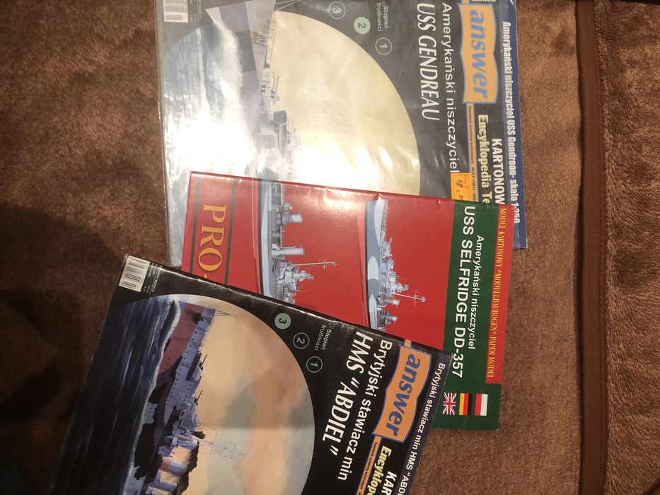 Trzy kartoniwe modele okrętów niszczycieli