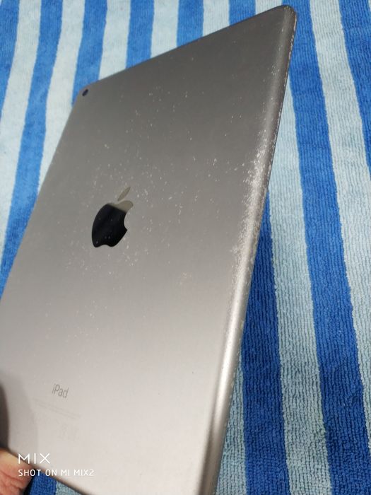 Apple iPad A1822 (64gb)