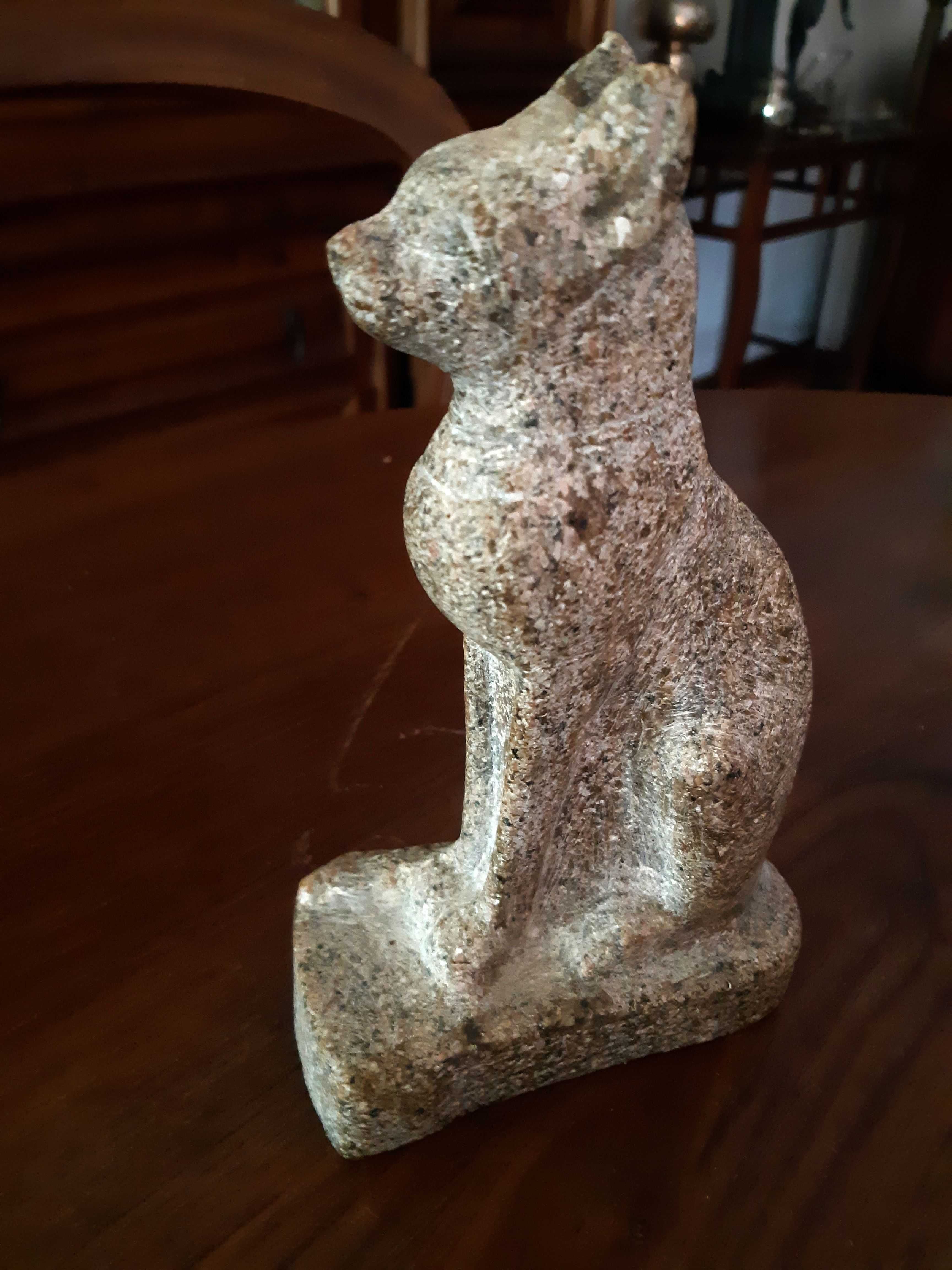 Gato antigo em granito de origem Egípcia.