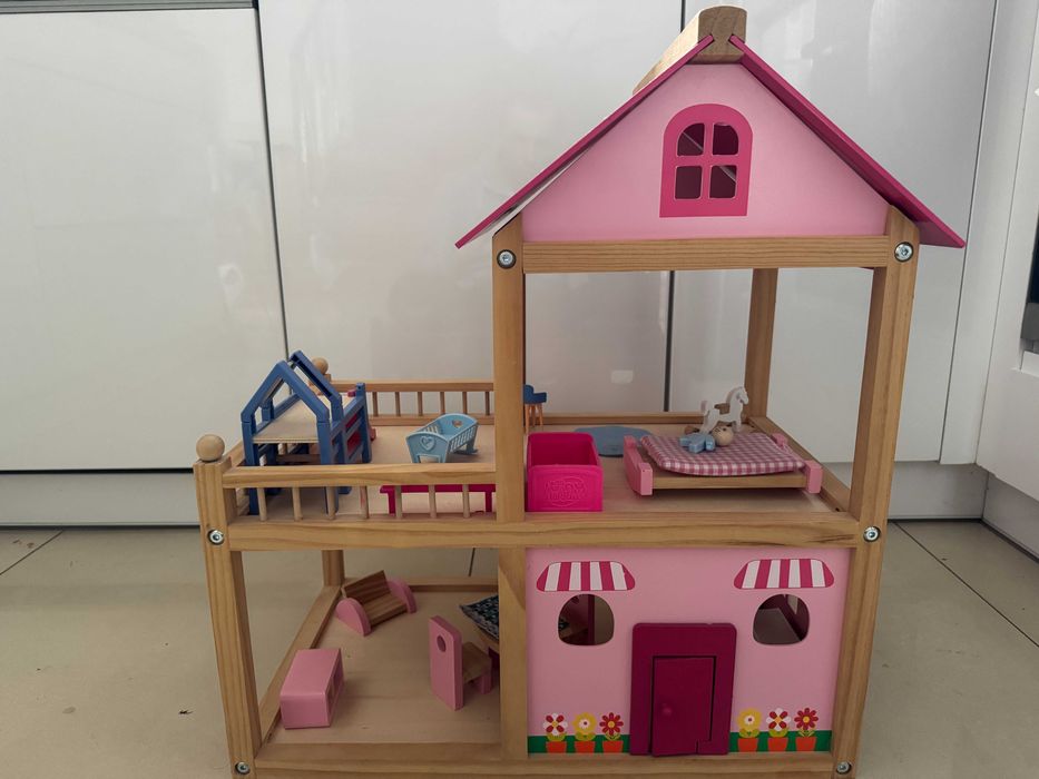 Drewniany domek dla mini lalek