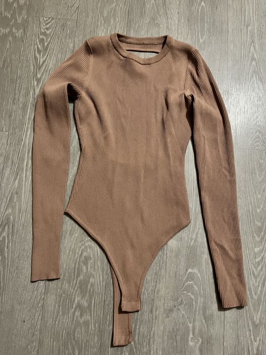 боді з відкритою спиною від Bershka