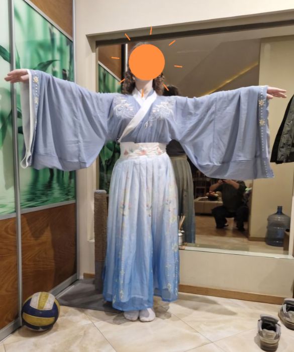 Костюм из двух блузок на запах и юбки. Женское платье