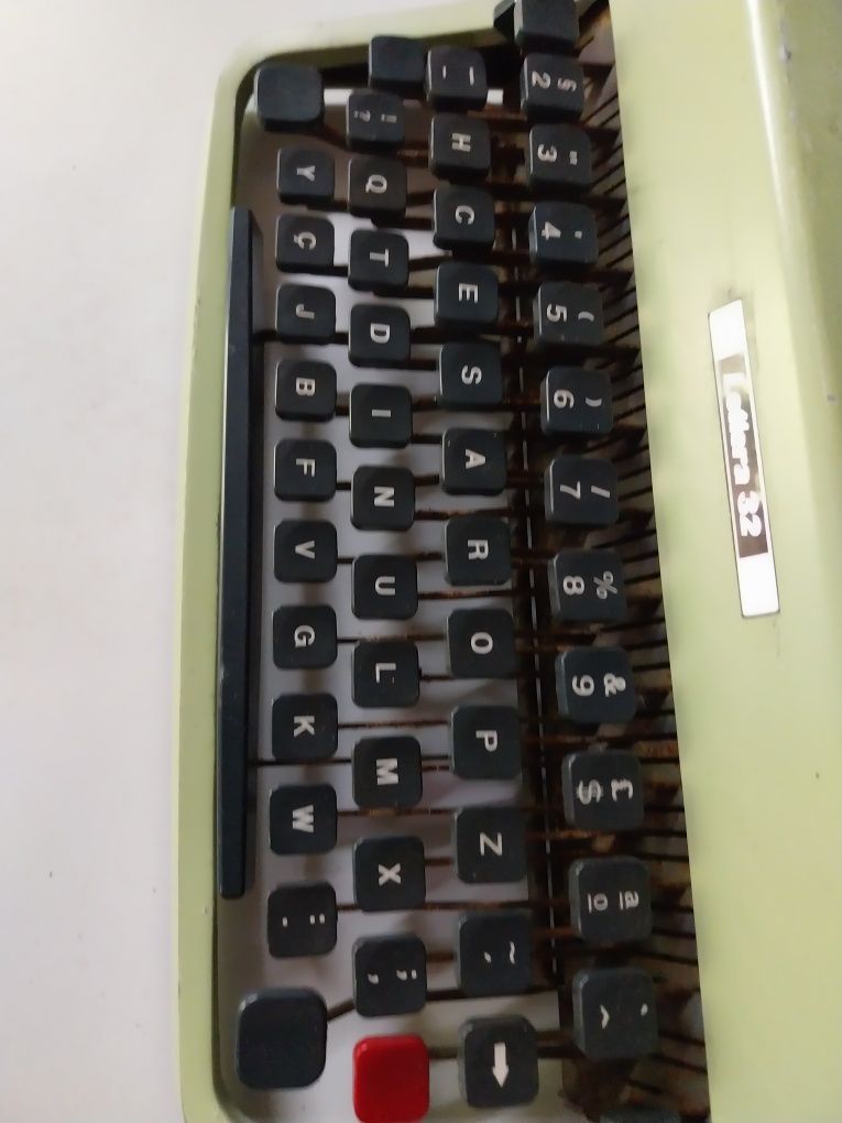 Máquina  de escrever ollivetti  antiga