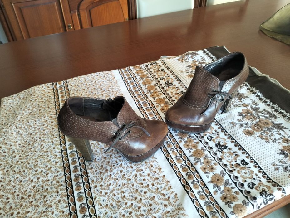 Sapato salto alto em pele