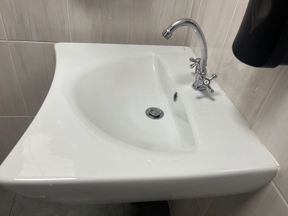 Umywalka dla osób niepełnosprawnych, bateria, syfon