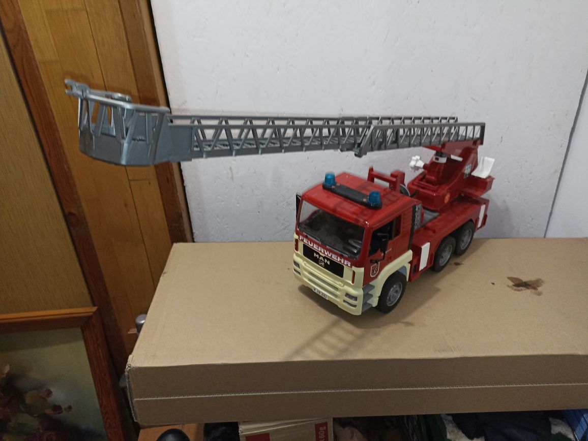 Bardzo duża zabawka strażacki drabinowuz MAN od Bruder 2001