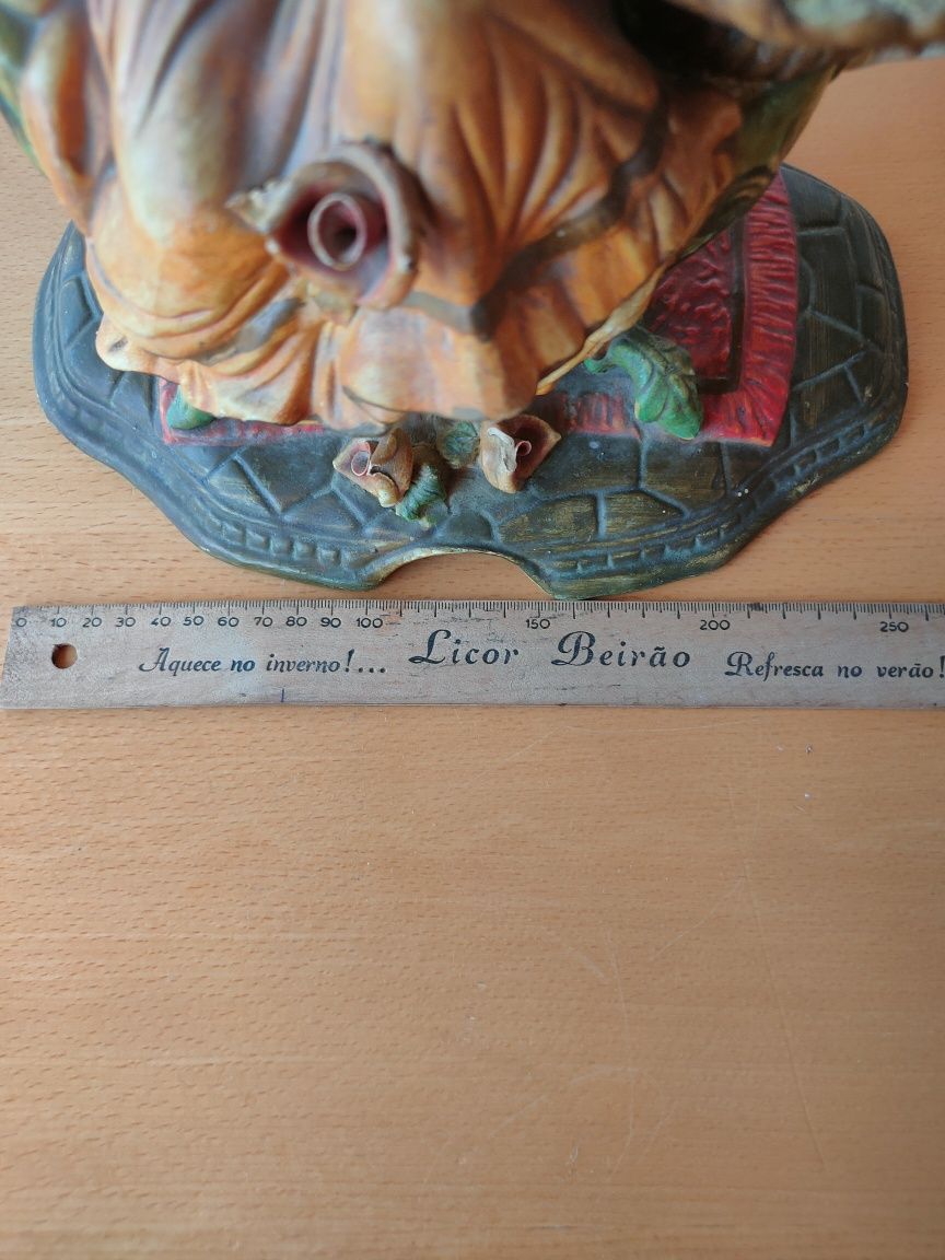 Vendedora de flores em cerâmica.