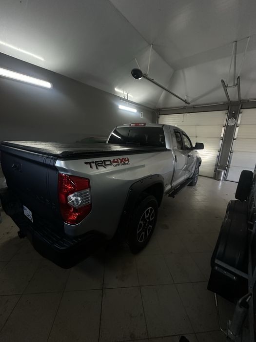 Toyota Tundra 2016 5.7