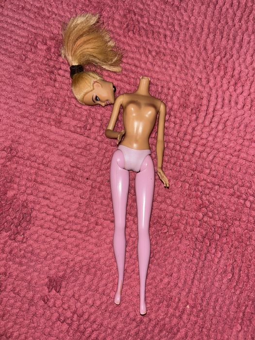 Барбі без голови на запчастини