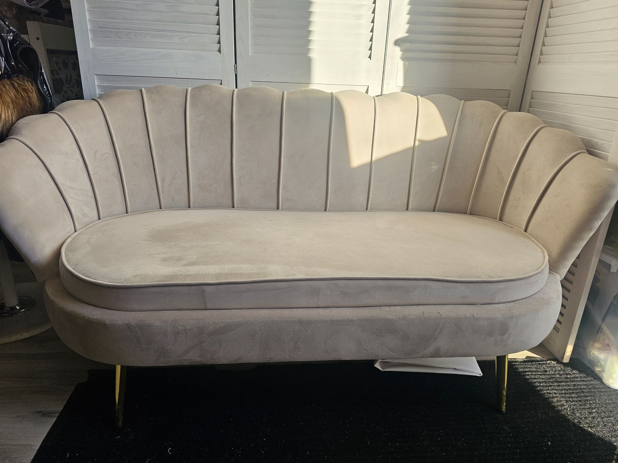 Sofa muszlka kremowa