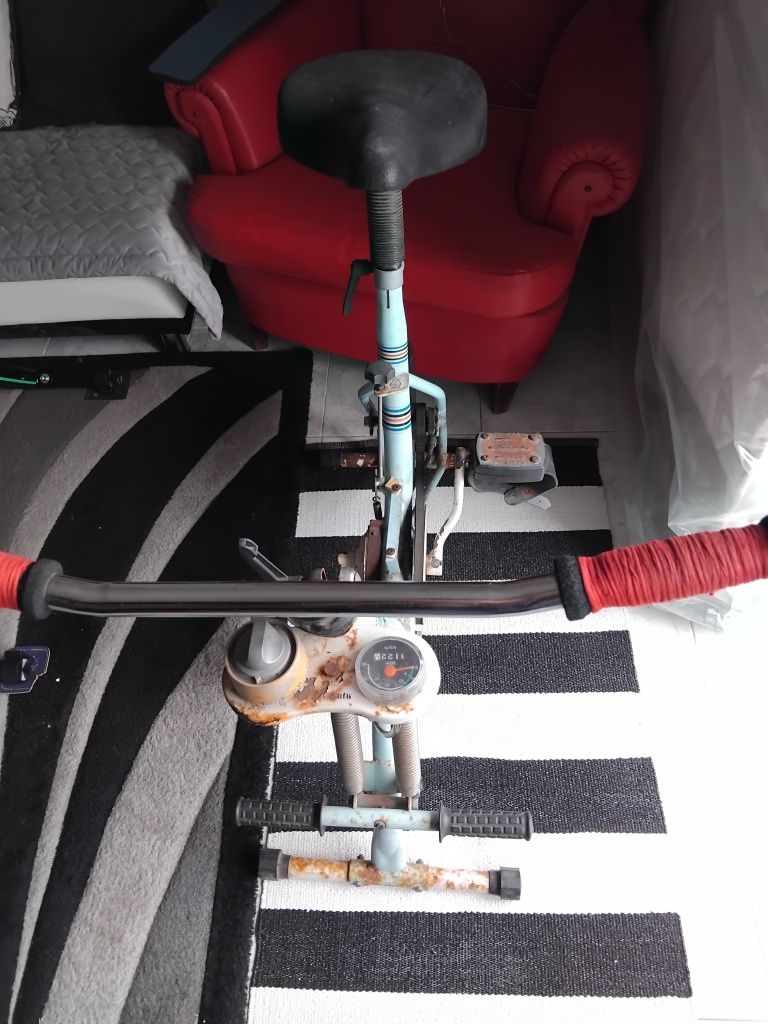 Vendo bicicleta fixa antiga mas trabalha