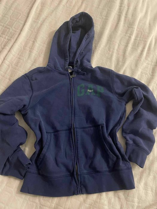 zestaw ubrań markek takich jak holliester, Urban Outfitters, GAP