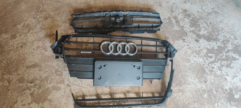 Решетка радиатора AUDI A4B8