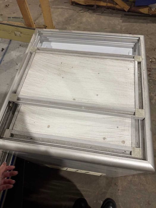 Морозильна скриня з прямим склом 136л