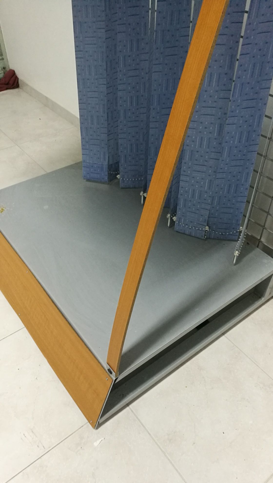 Expositor de cortinados com prateleira para catalogos