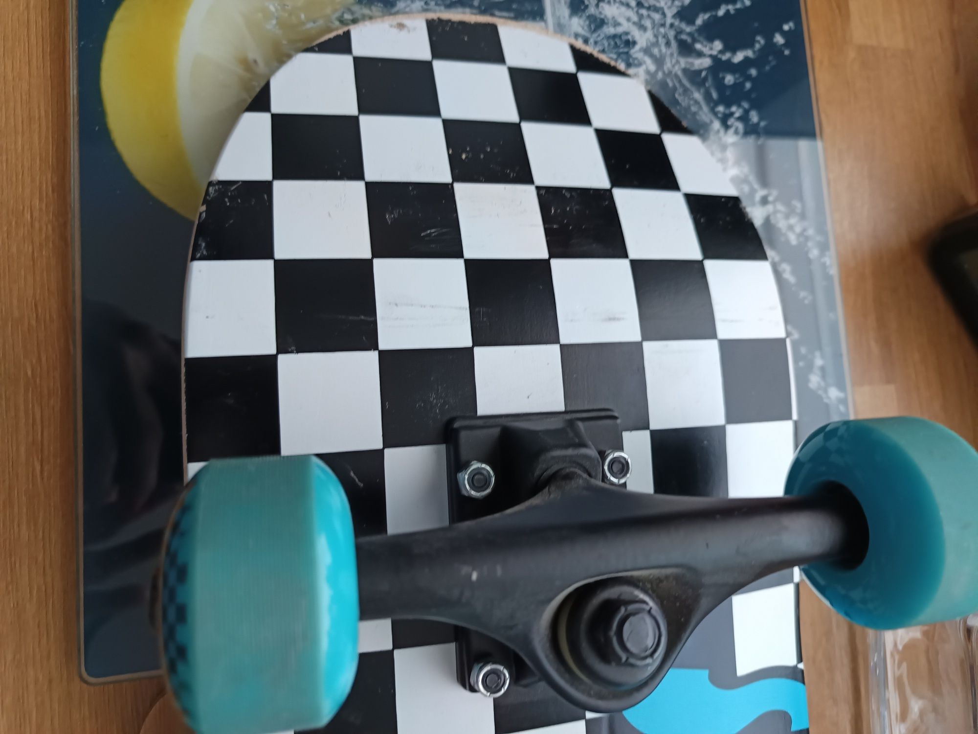 Sprzedam kompletną deskorolkę speed demons. Stan bardzo dobry.