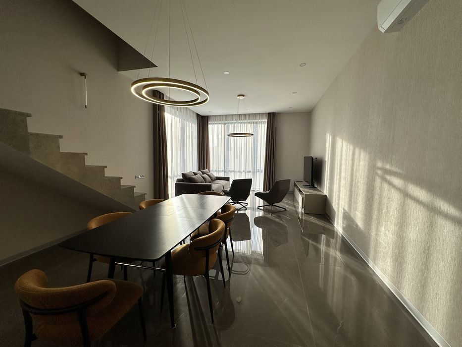 Будинок в закритому котеджному містечку з шикарним новим ремонтом