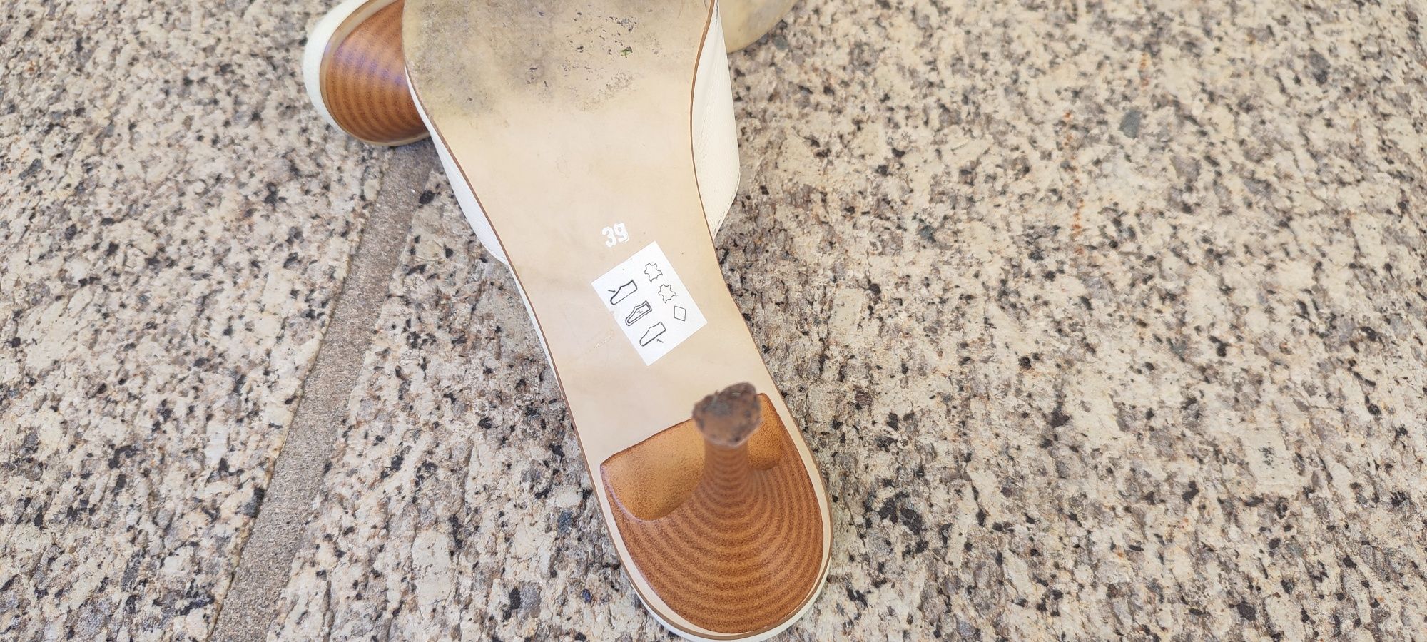 Sapatos Mule em pele.