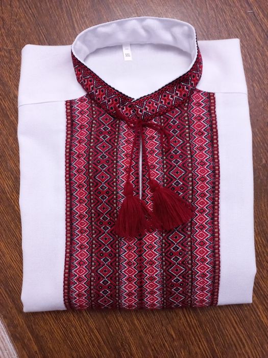 Вишиванки чоловічі в асортименті.