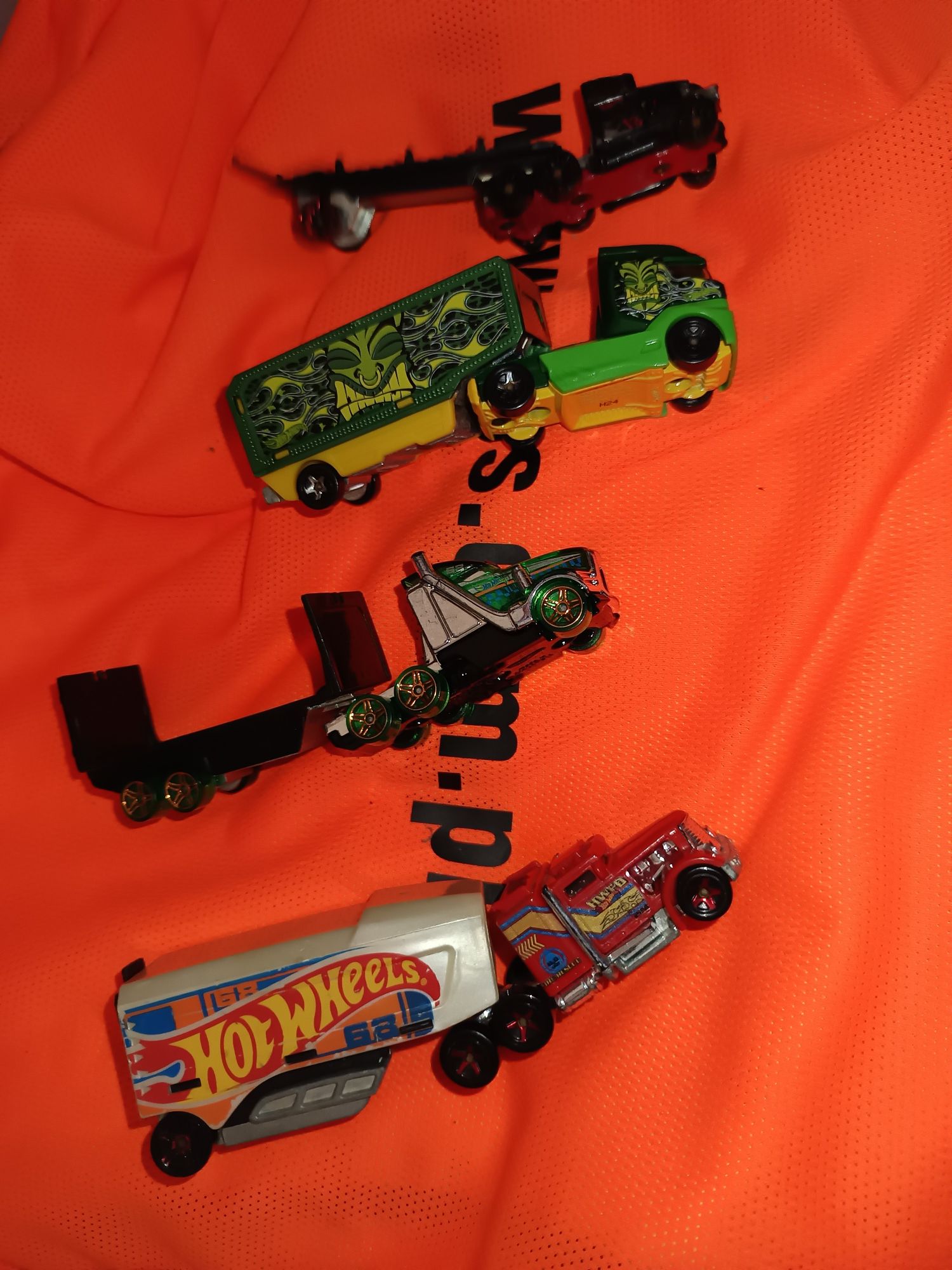 4 modele ciężarówek z naczepami od Hot wheels