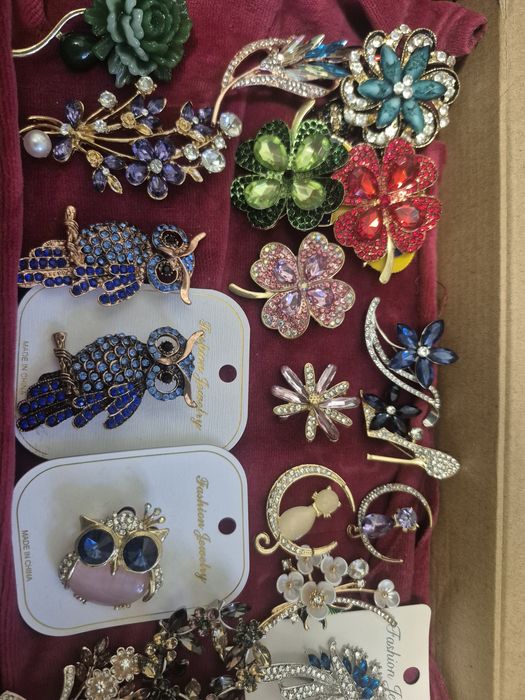 Брошь , бижутерия