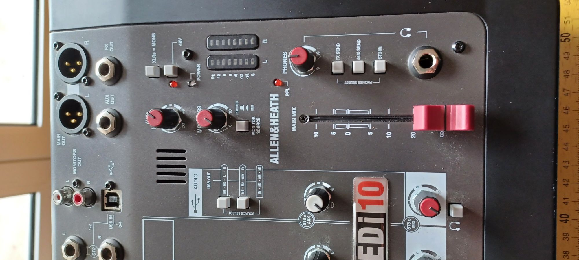 Mesa de Mistura Allen & Heath ZEDi-10
