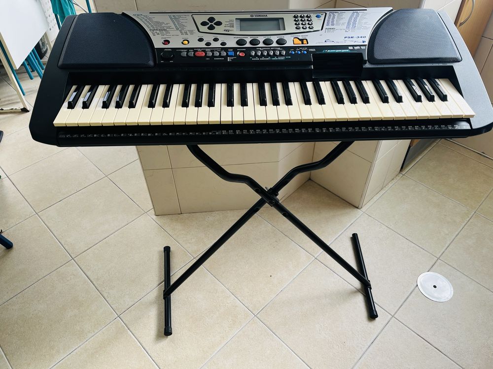 Órgão YAMAHA PSR-340 com suporte.